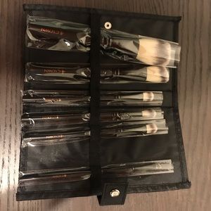 NEW Crown Make-Up Brush Set